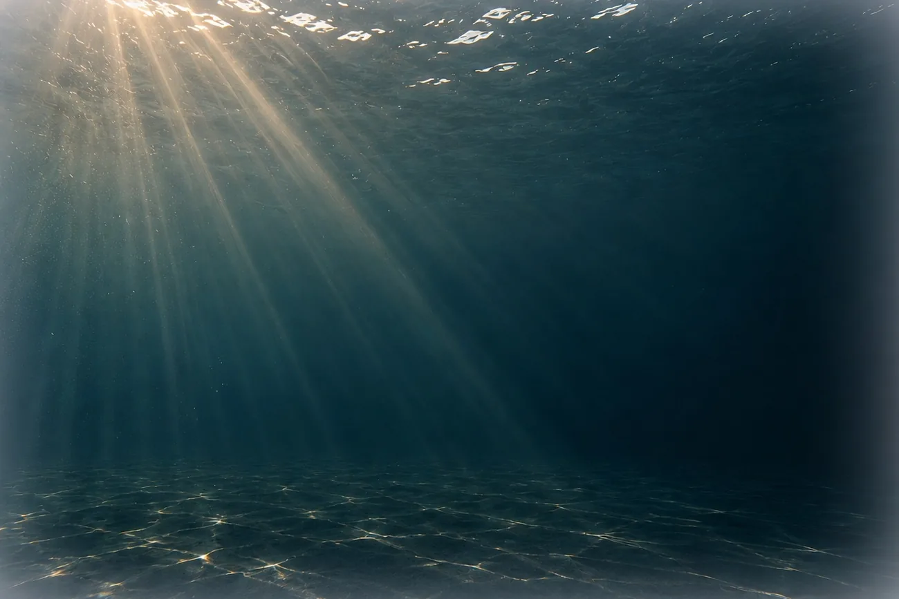 Raios de luz atravessando a água do mar — acesso às profundezas da mente